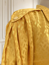 Încarcă imaginea în vizualizatorul Galerie, Cămașă galbenă cu două rânduri de nasturi mărimea L
