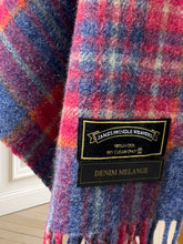 Încarcă imaginea în vizualizatorul Galerie, Fular în carouri din lână
