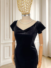 Încarcă imaginea în vizualizatorul Galerie, Rochie neagră din catifea mărimea S
