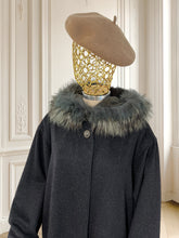 Încarcă imaginea în vizualizatorul Galerie, Palton din mix de lână cu guler din păr natural potrivit pentru L/XL

