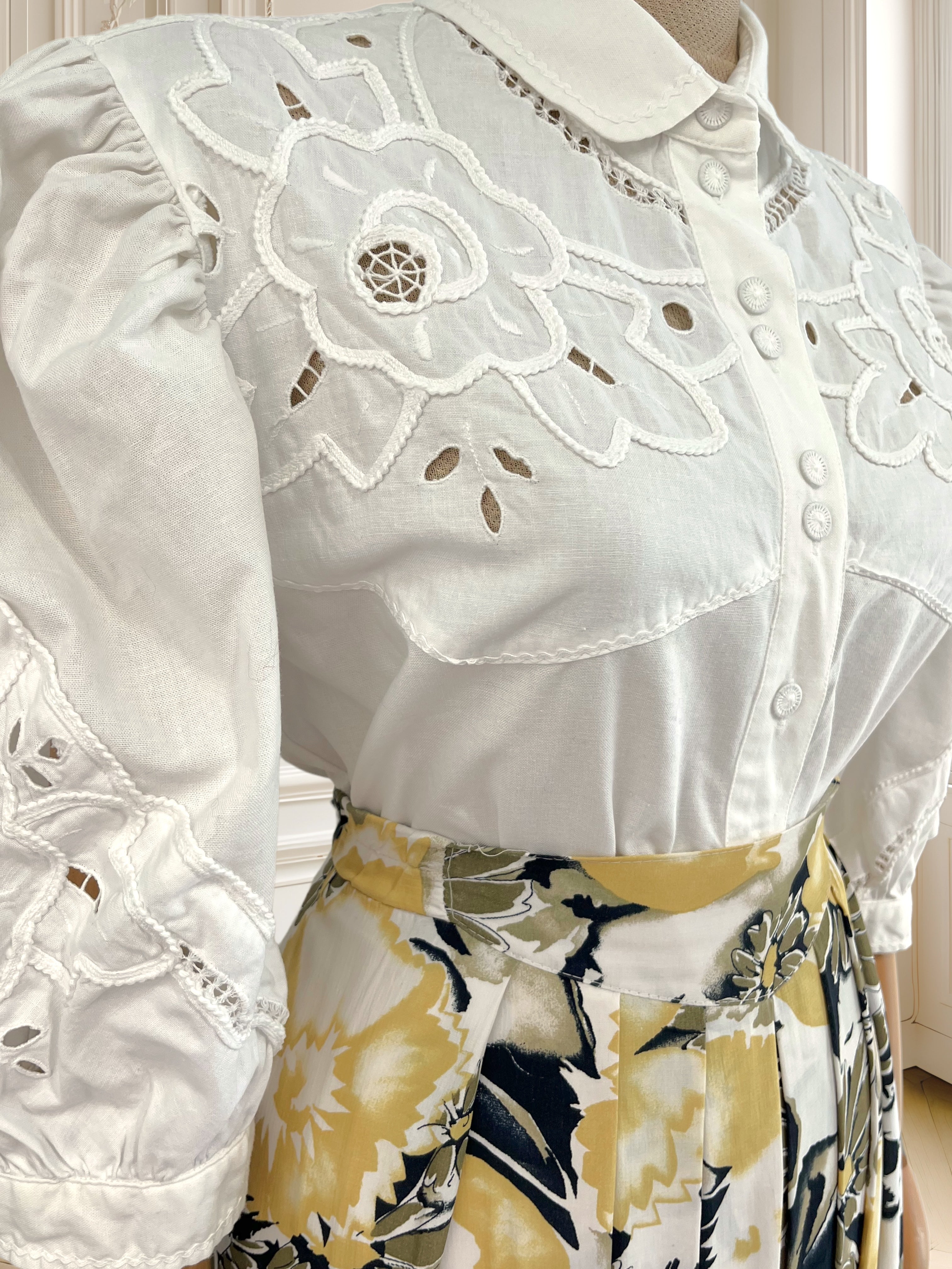Cămașă vintage albă cu broderie potrivită pentru M/L