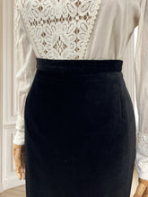 Încarcă imaginea în vizualizatorul Galerie, Fustă vintage din catifea mărimea S
