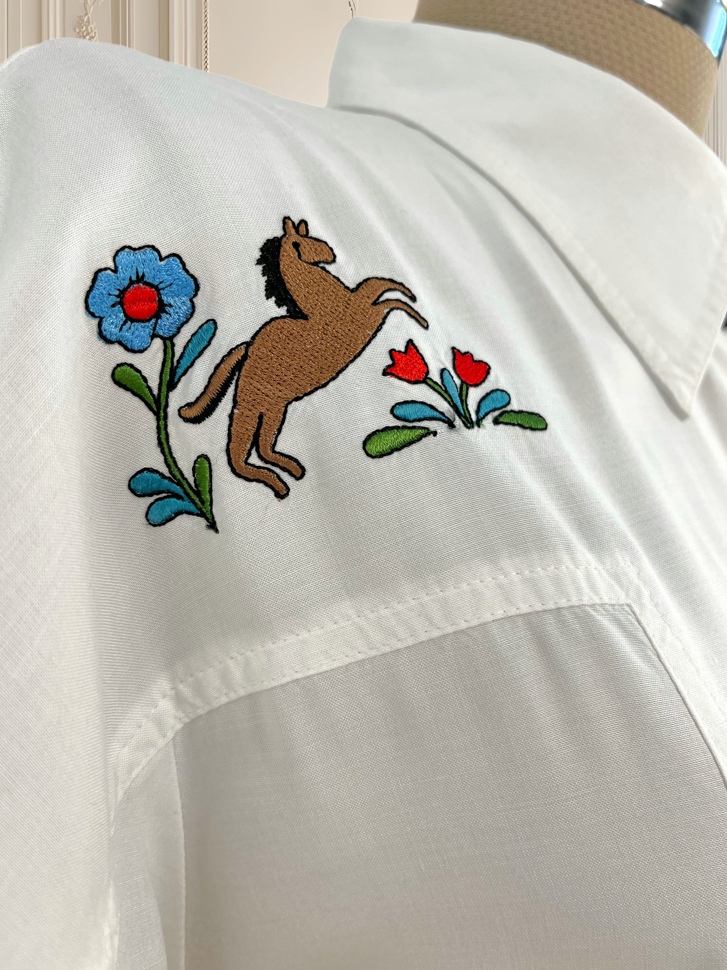 Cămașă vintage cu detalii brodate potrivită pentru L/XL