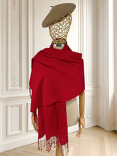 Încarcă imaginea în vizualizatorul Galerie, Șal roșu cu textură moale
