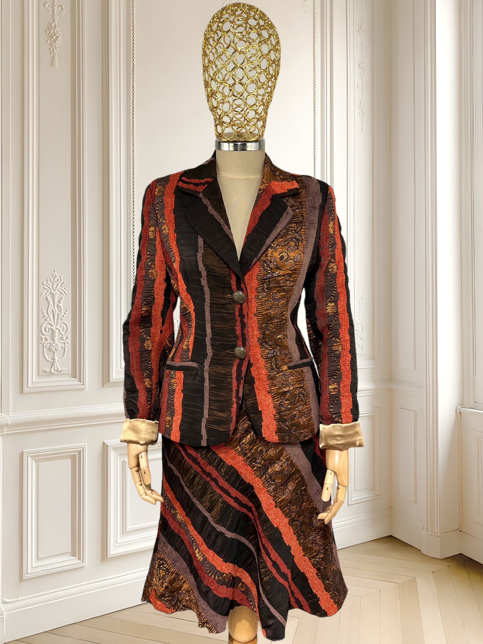 Compleu vintage din brocart potrivit pentru S/M