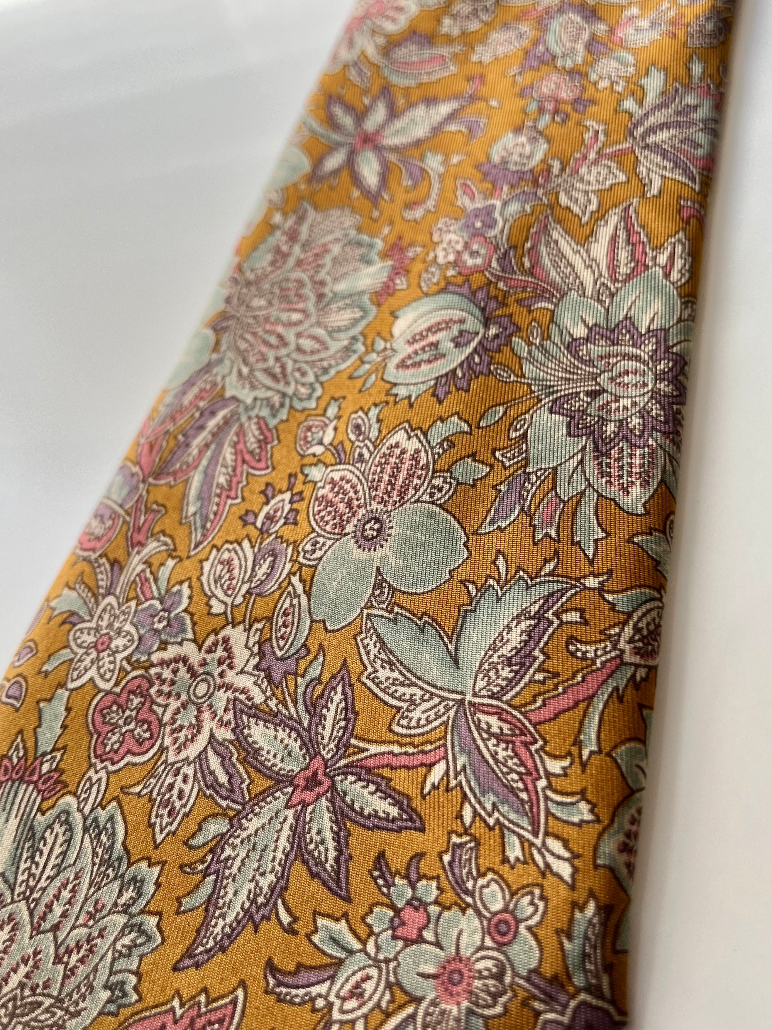 Cravată cu print floral din mătase naturală