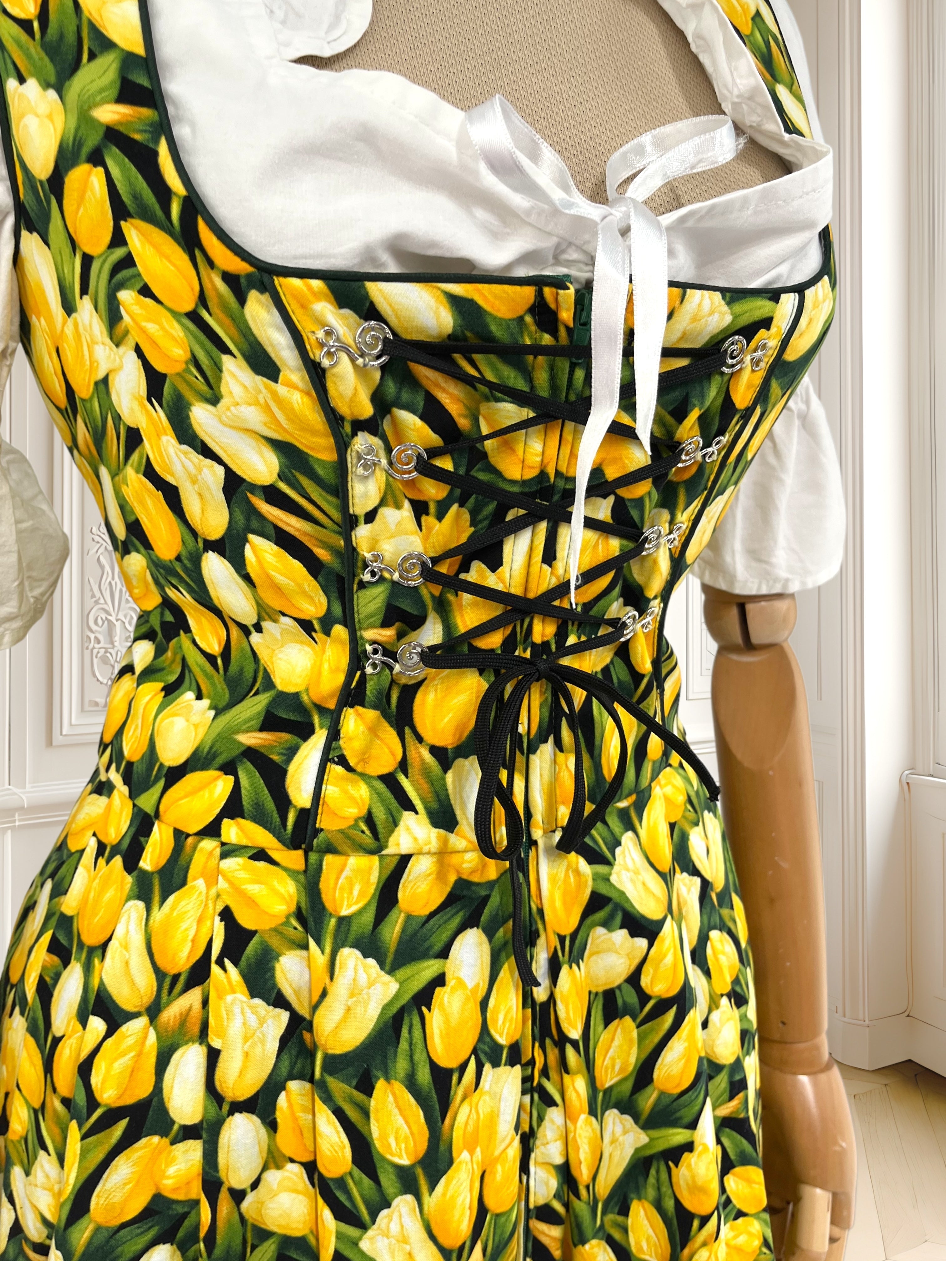 Rochie bavareză cu print floral mărimea S