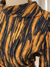 Încarcă imaginea în vizualizatorul Galerie, Cămașă din mătase lucrată manual mărimea L
