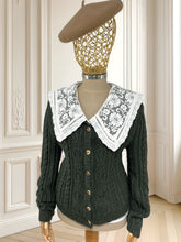 Încarcă imaginea în vizualizatorul Galerie, Cardigan lucrat manual din lână mărimea M
