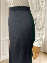 Încarcă imaginea în vizualizatorul Galerie, Fustă vintage din lână pură mărimea M
