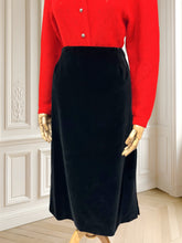 Încarcă imaginea în vizualizatorul Galerie, Fustă din catifea lucrată manual mărimea M
