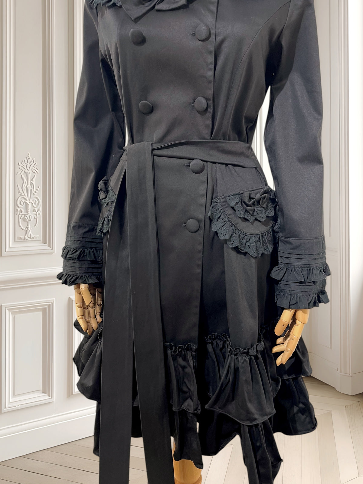 Trench coat negru cu volane potrivit pentru S/M