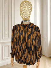 Încarcă imaginea în vizualizatorul Galerie, Cămașă din mătase lucrată manual mărimea L
