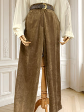 Încarcă imaginea în vizualizatorul Galerie, Pantaloni catifelați cu talie înaltă și pense mărimea M
