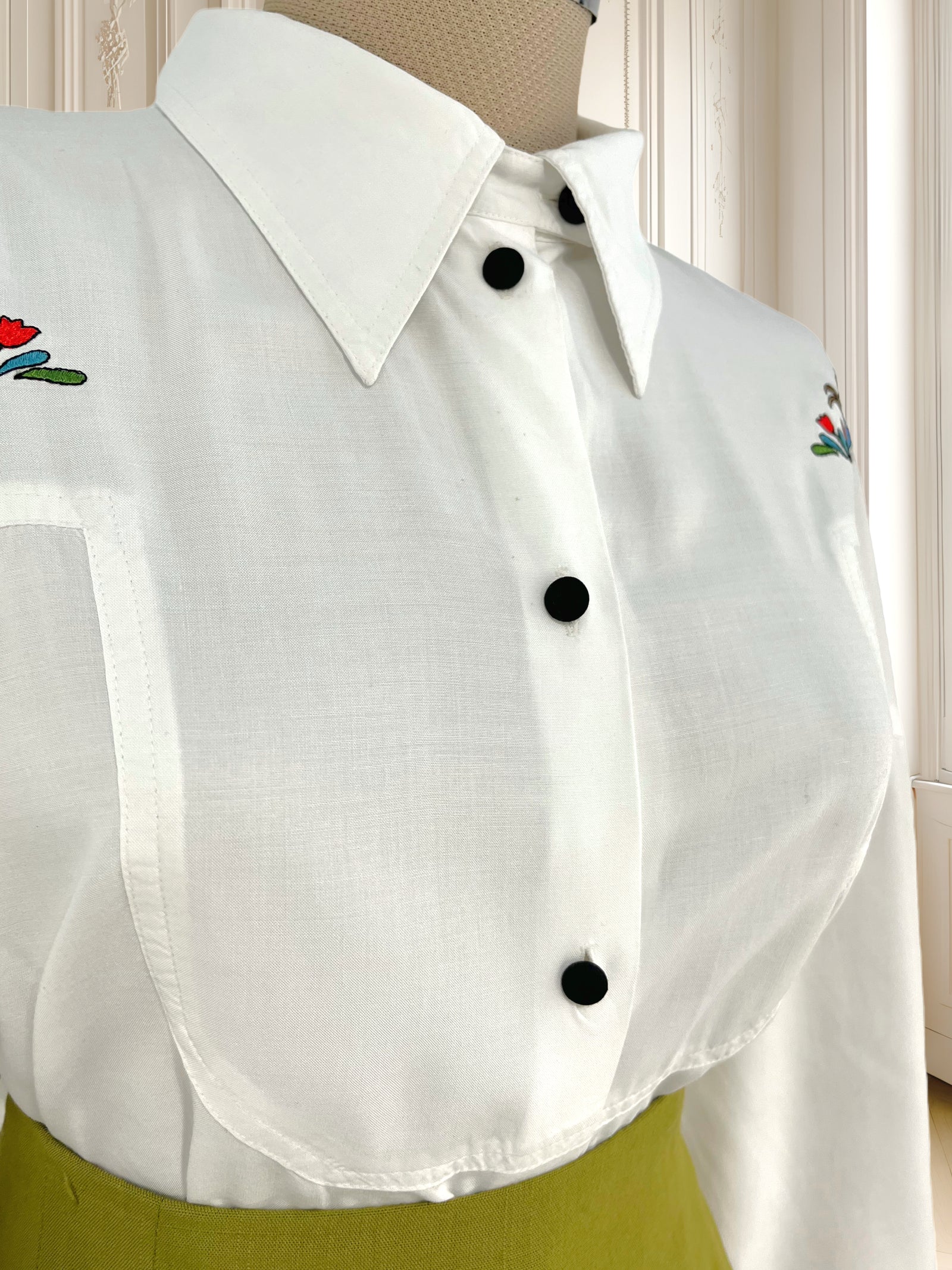 Cămașă vintage cu detalii brodate potrivită pentru L/XL