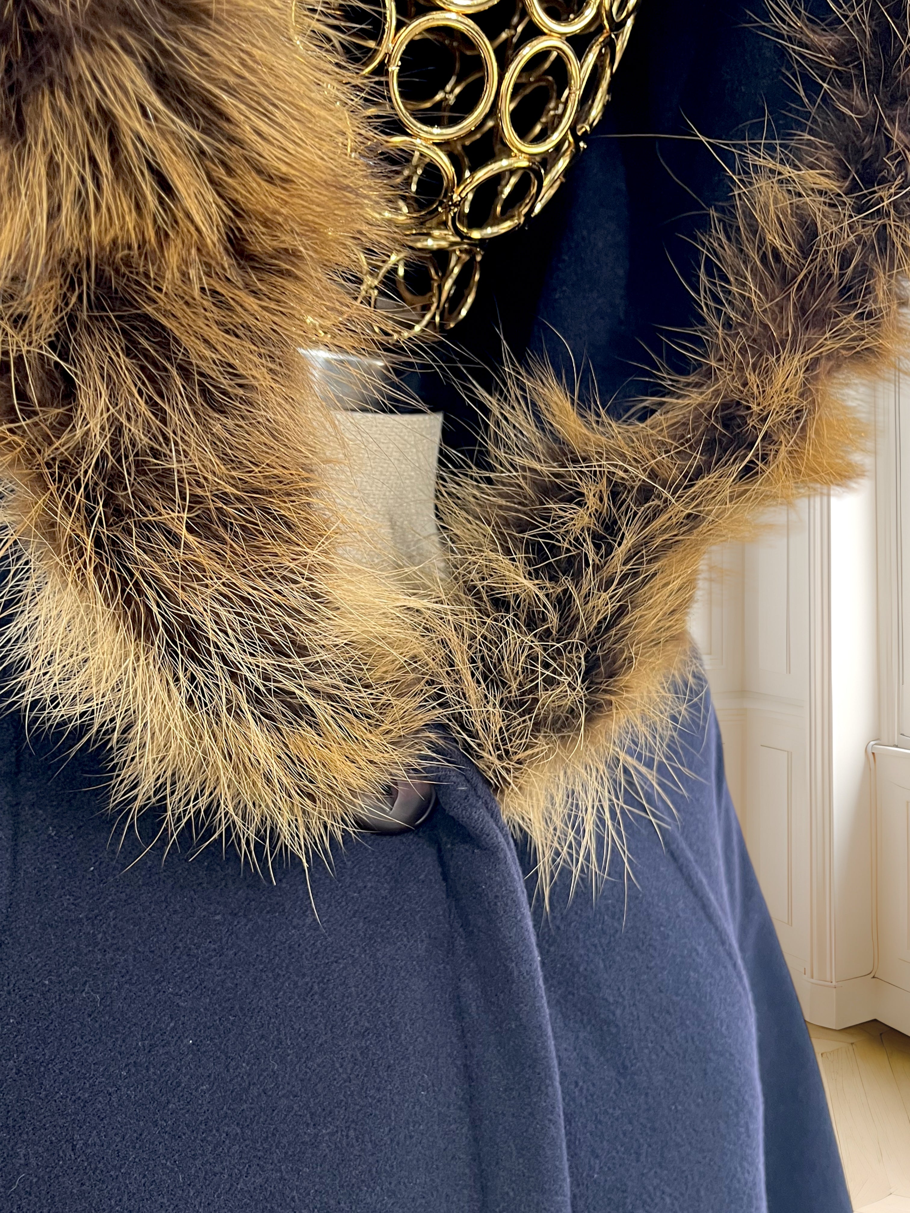 Capă din lână și cașmir cu guler din păr natural potrivită pentru L/XL