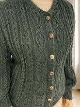 Încarcă imaginea în vizualizatorul Galerie, Cardigan lucrat manual din lână mărimea M
