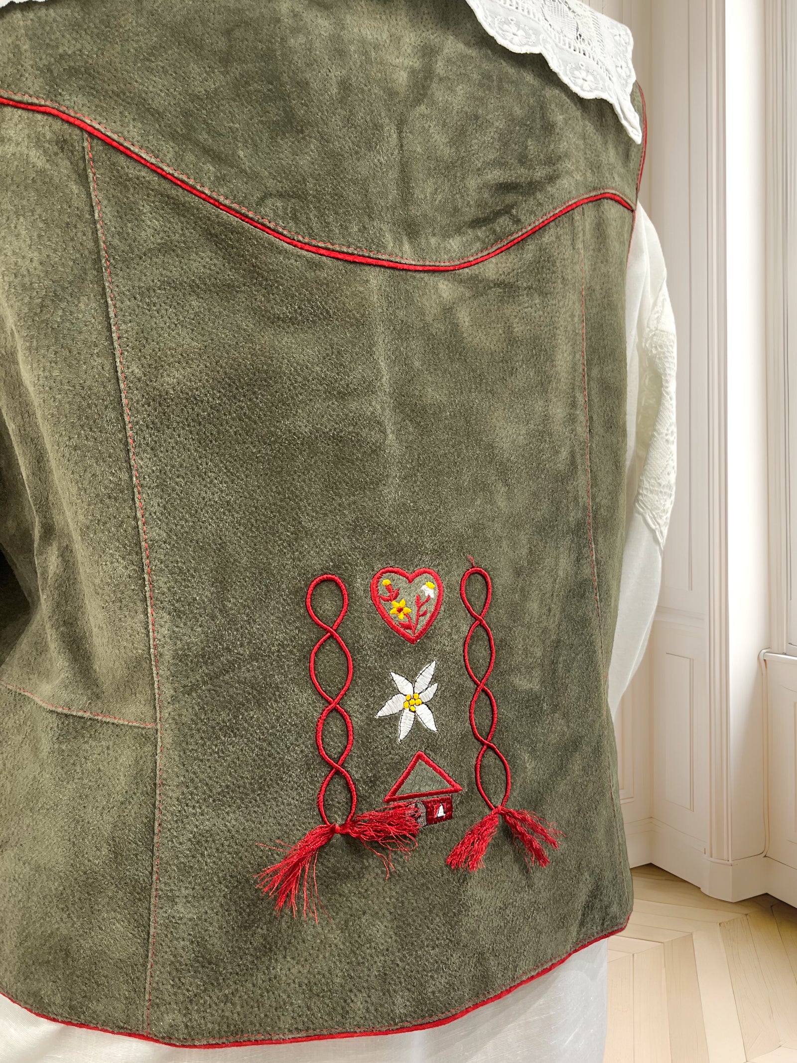 Vestă vintage din piele naturală cu detalii brodate mărimea M