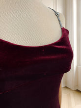 Încarcă imaginea în vizualizatorul Galerie, Rochie vișinie de seară din catifea mărimea S
