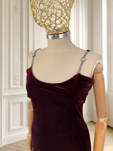Încarcă imaginea în vizualizatorul Galerie, Rochie vișinie de seară din catifea mărimea S
