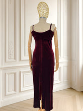 Încarcă imaginea în vizualizatorul Galerie, Rochie vișinie de seară din catifea mărimea S
