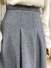 Încarcă imaginea în vizualizatorul Galerie, Fustă evazată din amestec de lână mărimea S
