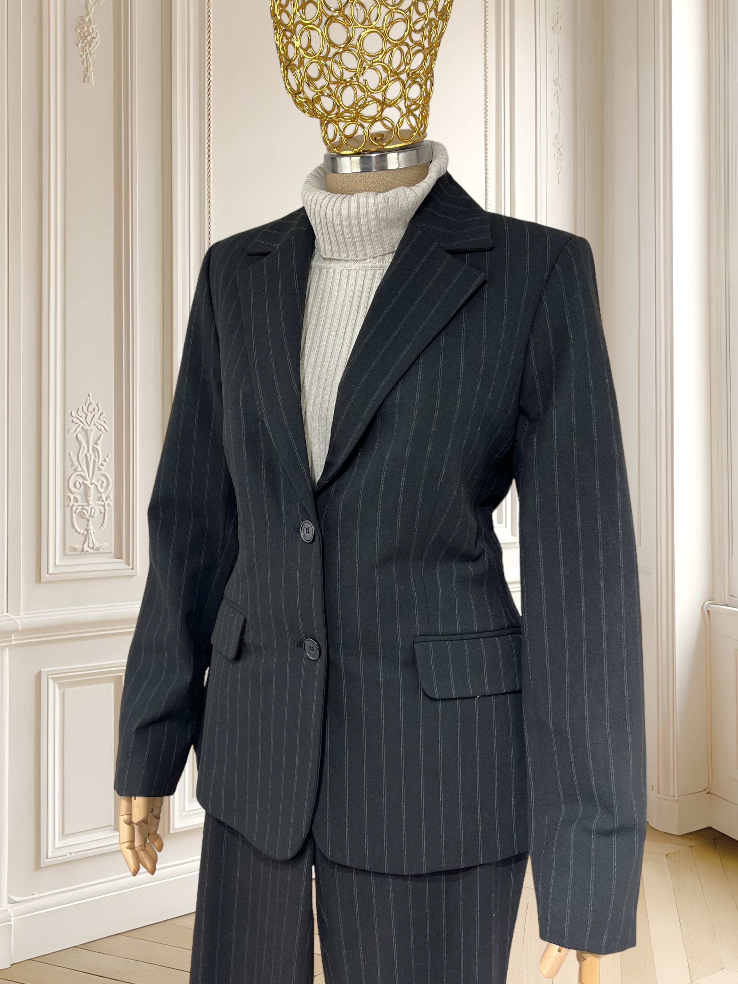 Costum negru în dungi mărimea S