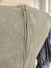 Încarcă imaginea în vizualizatorul Galerie, Rochie vintage din in mărimea S
