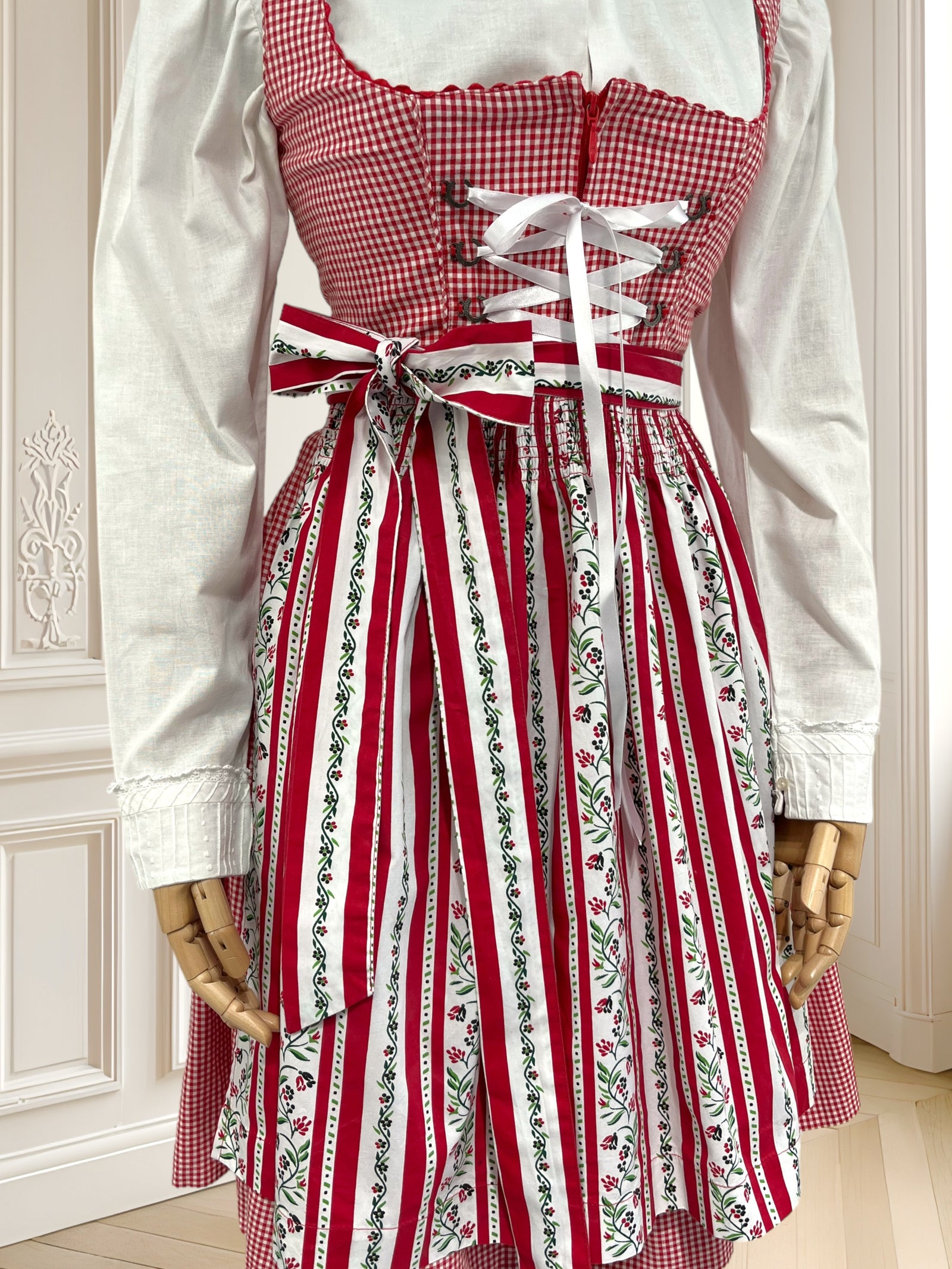 Rochie bavareză mărimea XS