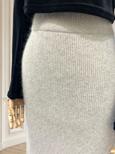 Încarcă imaginea în vizualizatorul Galerie, Fustă elastică din lână și angora potrivită pentru M/L
