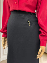 Încarcă imaginea în vizualizatorul Galerie, Fustă neagră din lână pură mărimea M
