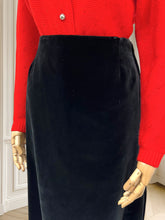 Încarcă imaginea în vizualizatorul Galerie, Fustă din catifea lucrată manual mărimea M
