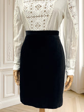 Încarcă imaginea în vizualizatorul Galerie, Fustă vintage din catifea mărimea S
