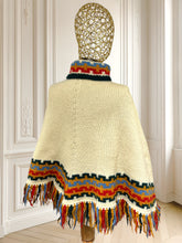 Încarcă imaginea în vizualizatorul Galerie, Capă vintage din lână lucrată manual
