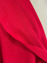 Încarcă imaginea în vizualizatorul Galerie, Șal roșu cu textură moale
