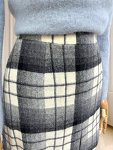 Încarcă imaginea în vizualizatorul Galerie, Fustă vintage din lână mărimea XS
