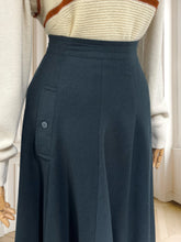 Încarcă imaginea în vizualizatorul Galerie, Fustă vintage evazată din lână mărimea M
