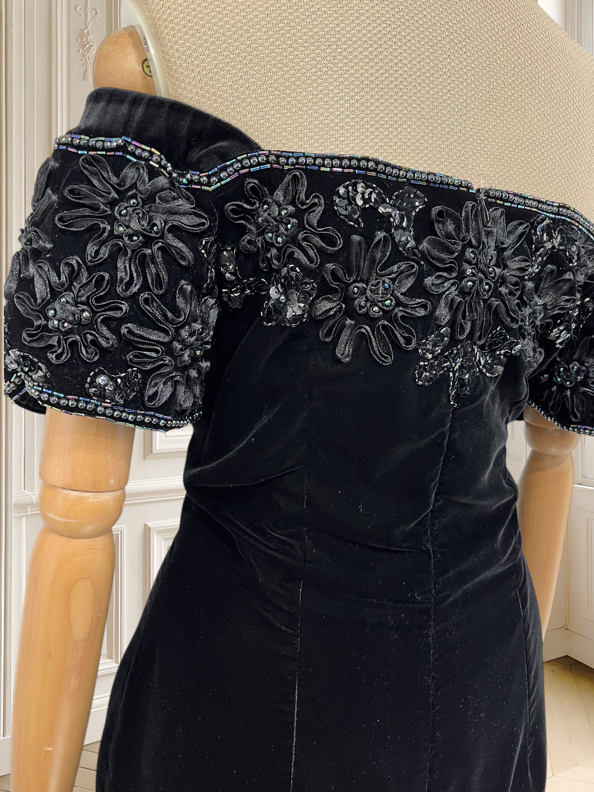 Rochie din catifea cu detalii deosebite mărimea M