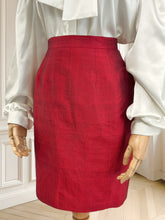 Încarcă imaginea în vizualizatorul Galerie, Compleu roșu din mătase thai mărimea S
