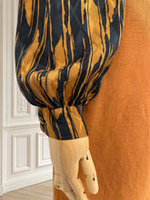 Încarcă imaginea în vizualizatorul Galerie, Cămașă din mătase lucrată manual mărimea L
