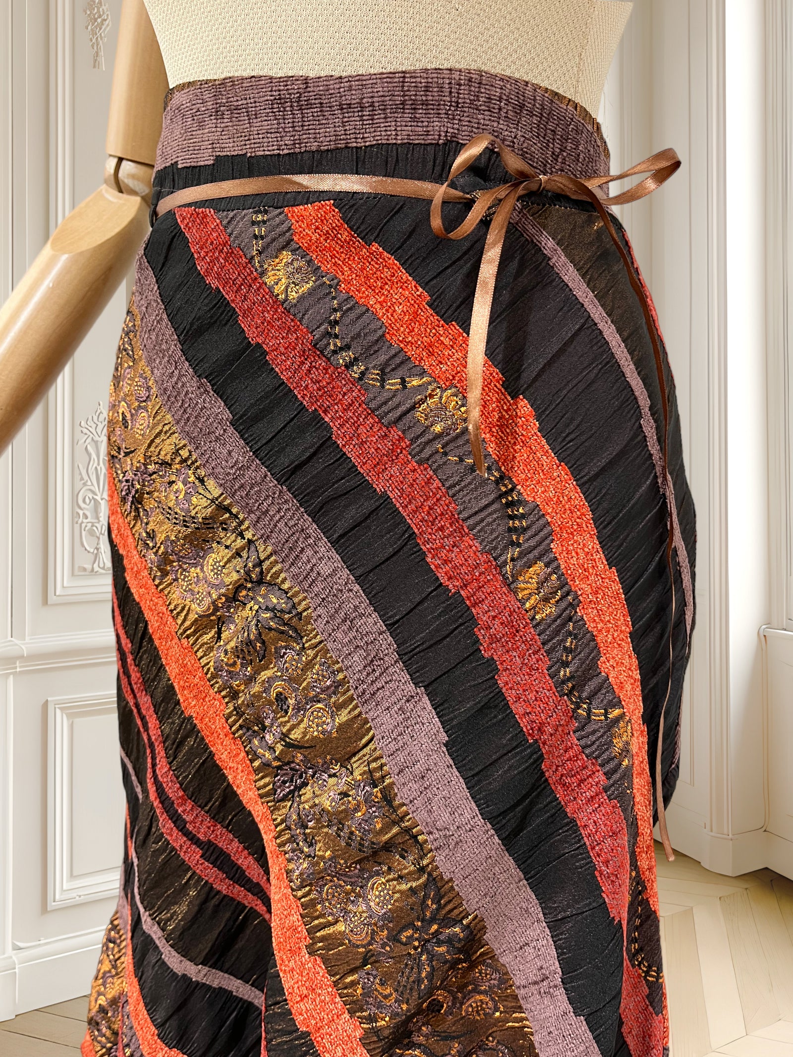 Compleu vintage din brocart potrivit pentru S/M