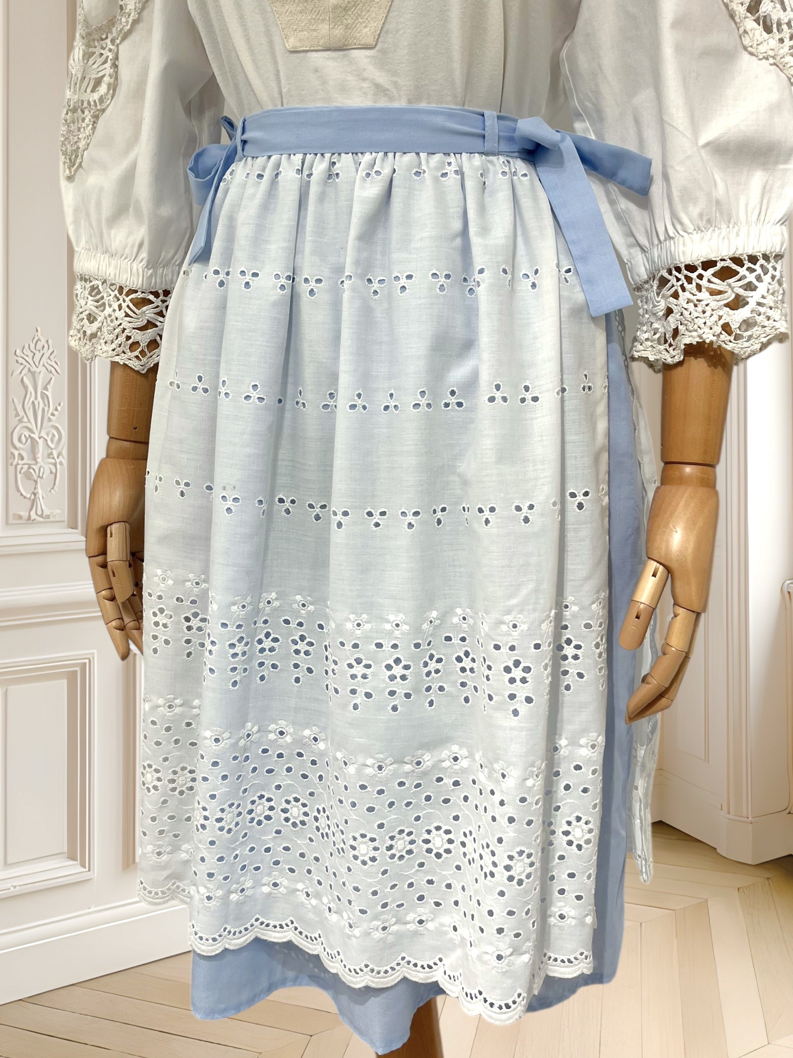 Fustă vintage cu broderie mărimea S