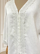 Încarcă imaginea în vizualizatorul Galerie, Cămașă albă din in cu dantelă aplicată potrivită pentru L/XL
