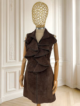 Încarcă imaginea în vizualizatorul Galerie, Rochie maronie din piele întoarsă mărimea M
