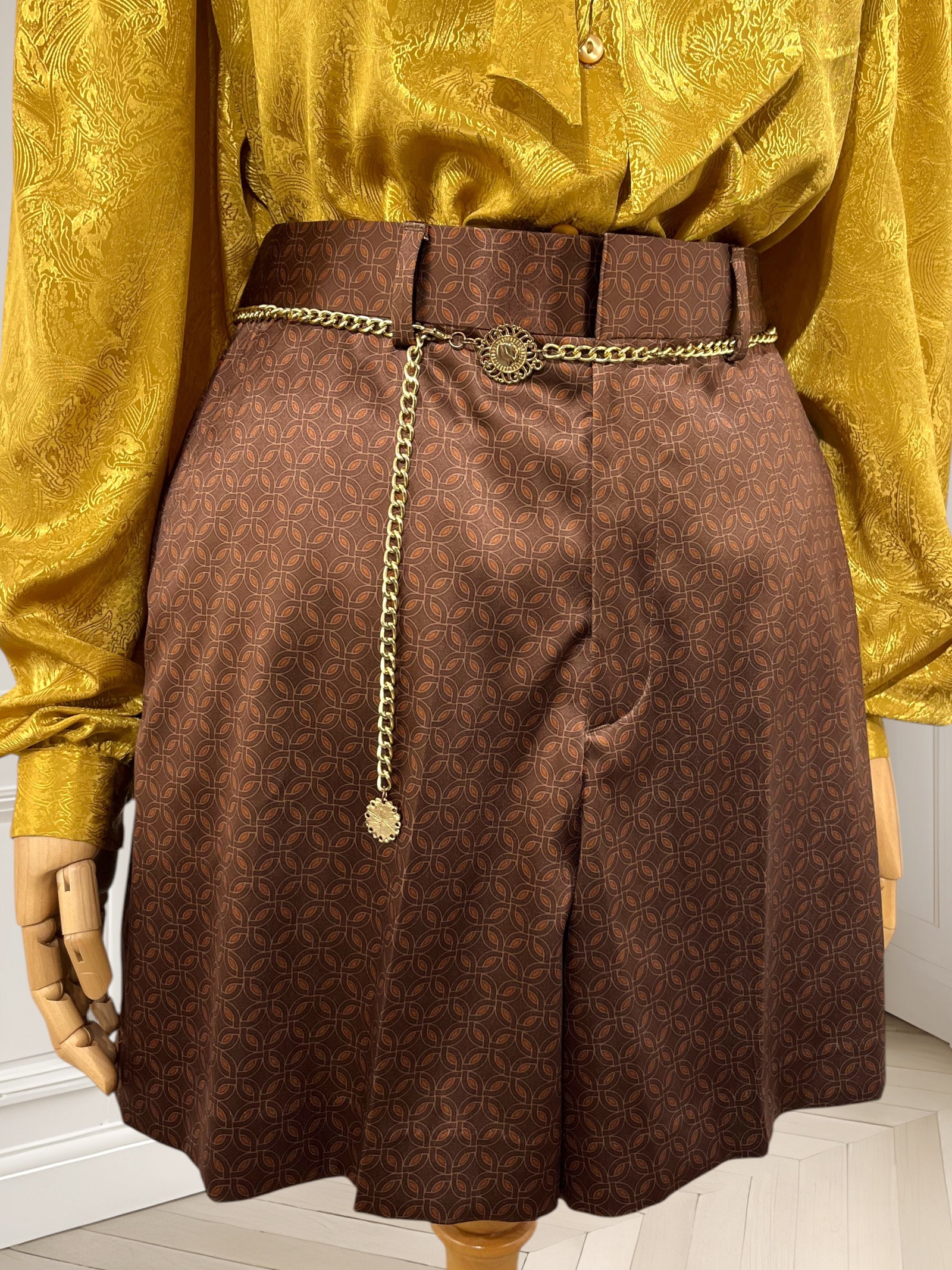 Pantaloni scurți satinați potriviți pentru M/L