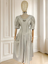 Încarcă imaginea în vizualizatorul Galerie, Rochie vintage din in mărimea L
