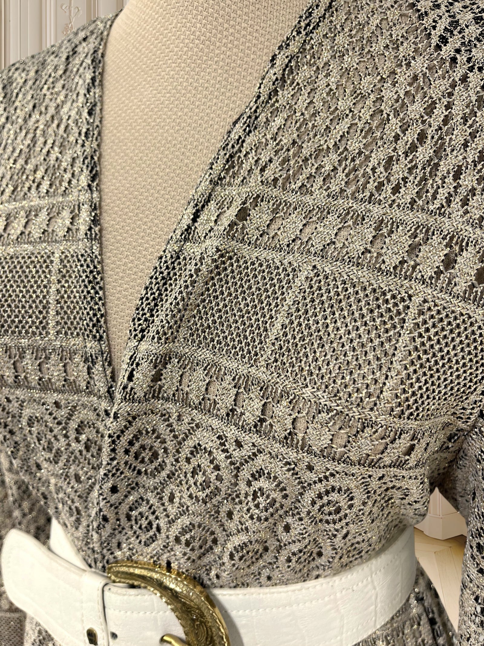 Cardigan tricotat cu reflexii metalice potrivit pentru M/L