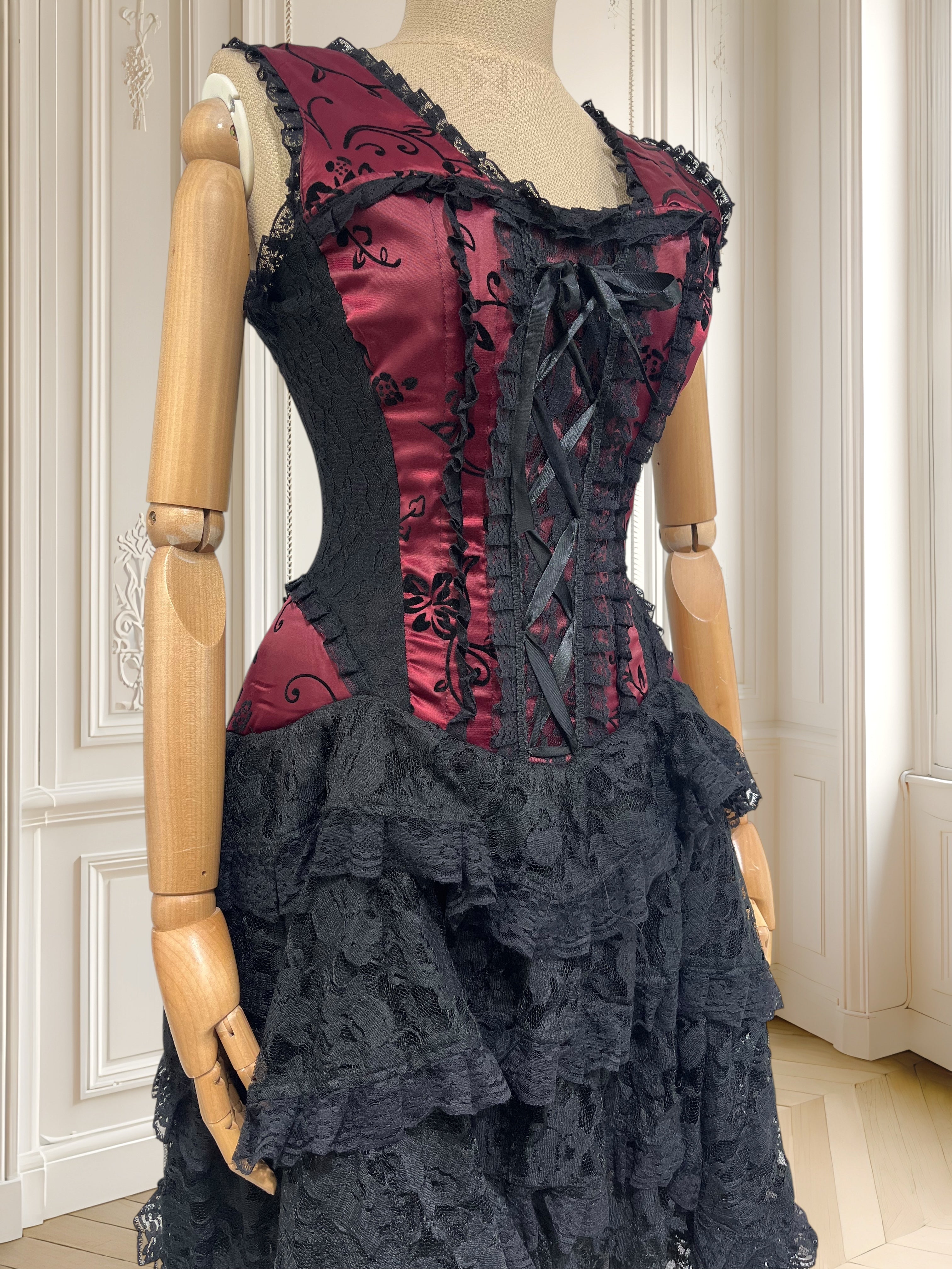 Rochie vintage cu corset și dantelă potrivită pentru XS/S