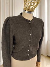Încarcă imaginea în vizualizatorul Galerie, Cardigan vintage din lână pură potrivit pentru S/M
