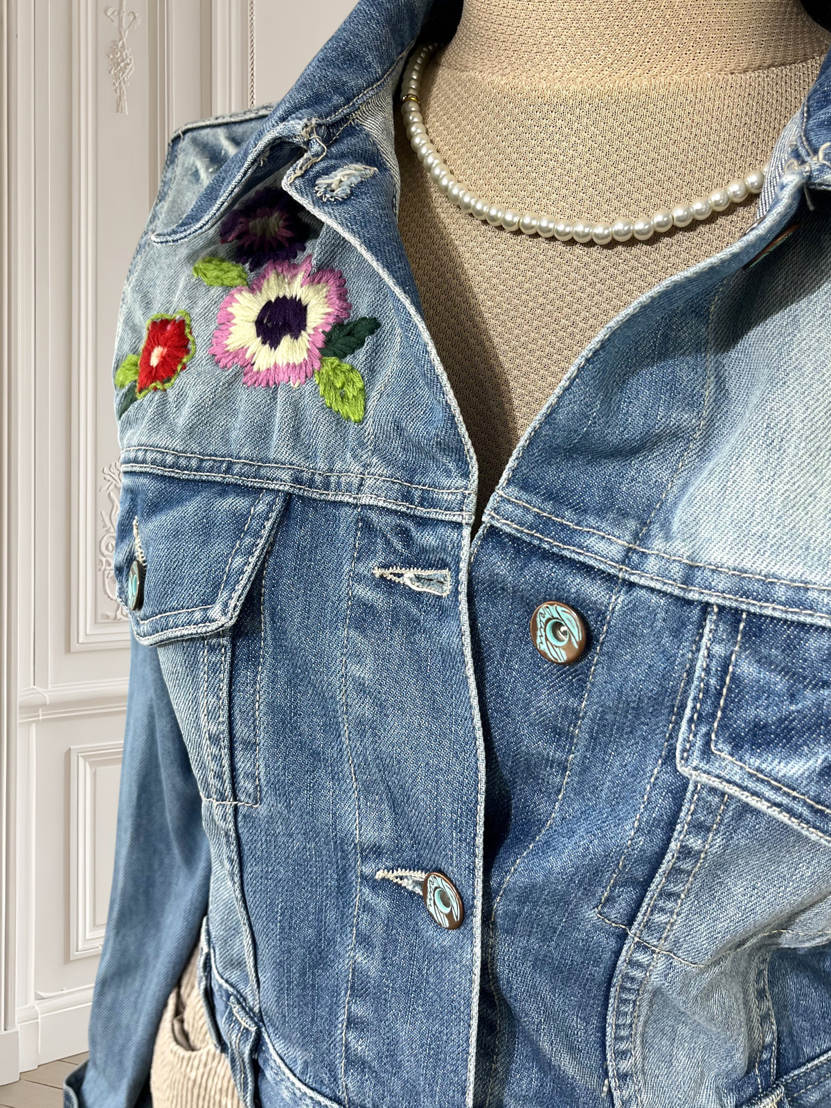 Jachetă din denim cu flori brodate mărimea S